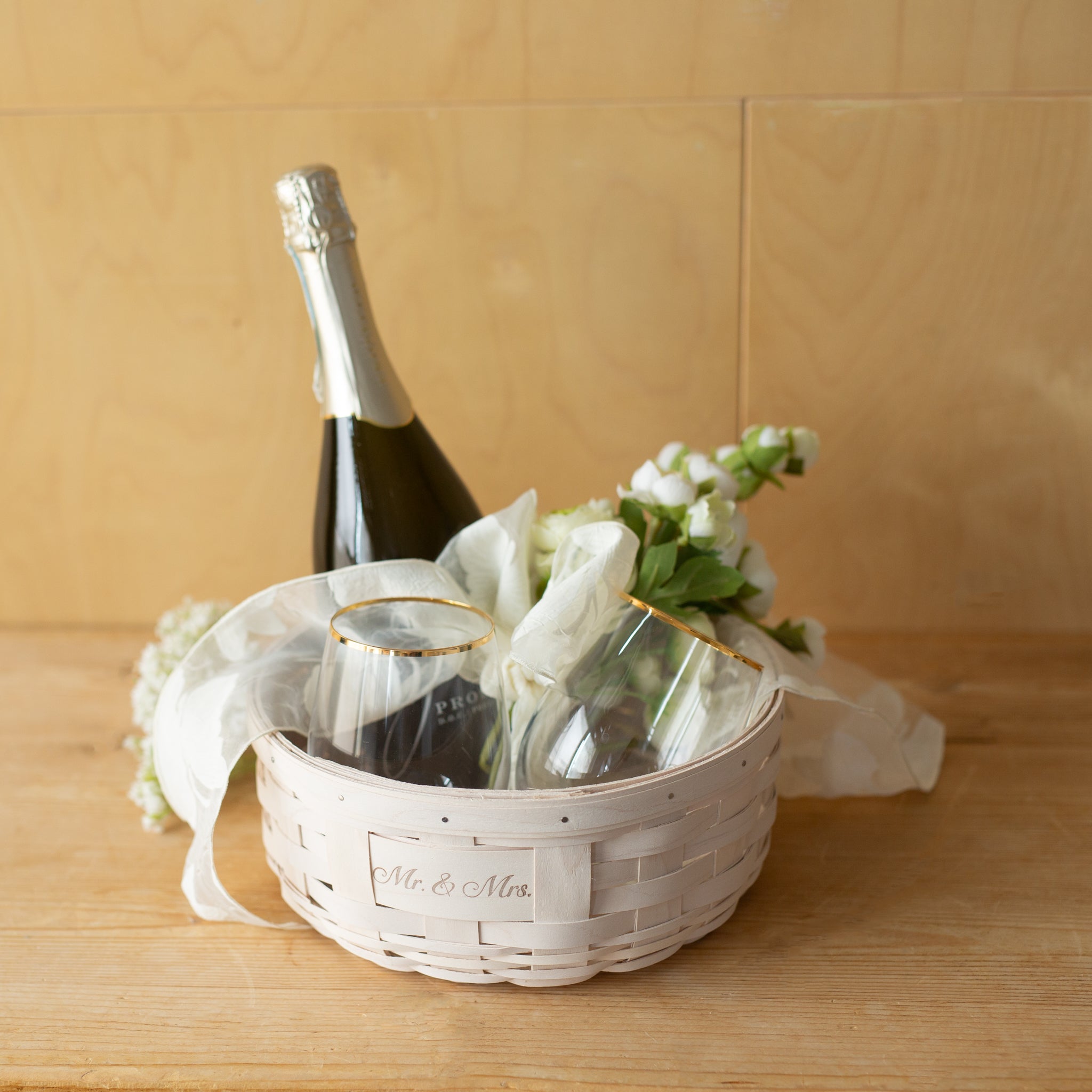 Celebrations Mr. & Mrs. Basket with Protector - 1973 White - 图片 2