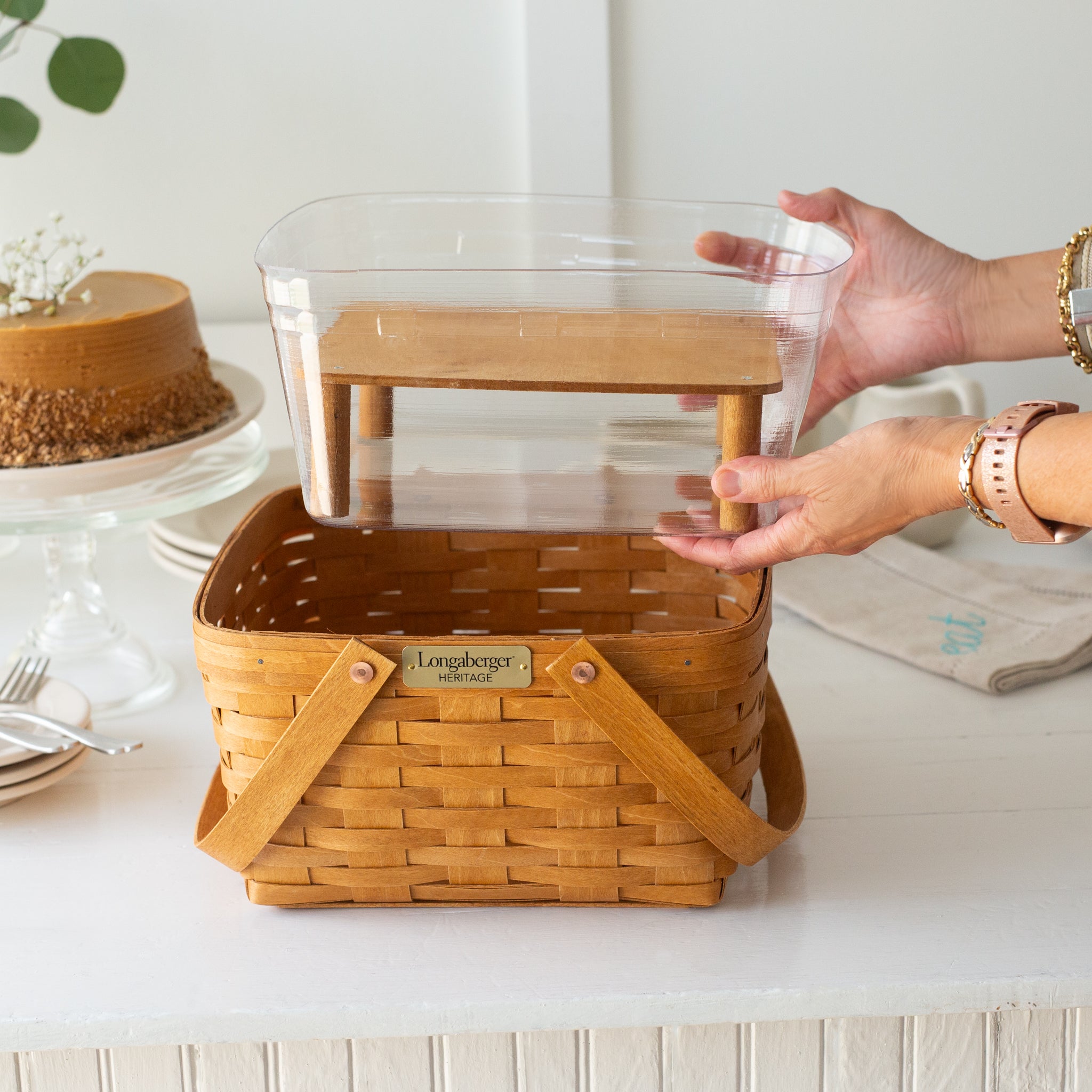 Collector's Heritage Cake Basket with Lid. Riser and Protector - Warm Brown - 图片 10