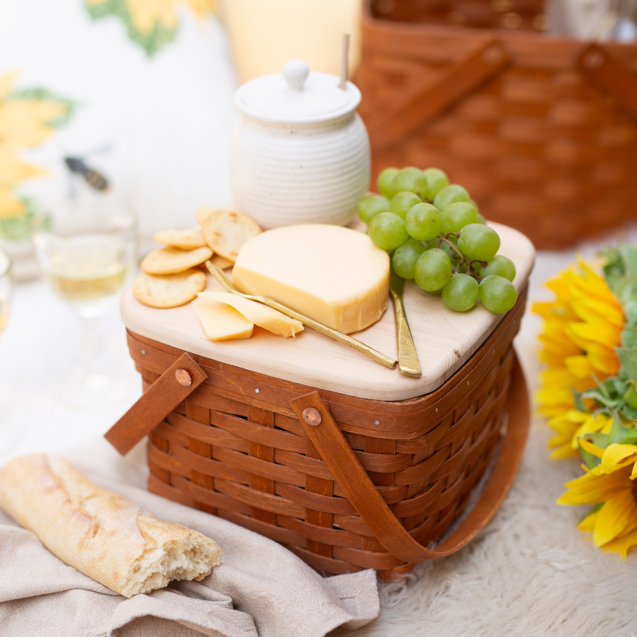 Mackinac Provision Picnic Basket with Lid and Protectors - Warm Cinnamon - 图片 4